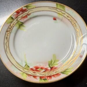 Elegant Floral Dinner Plate with Gold Accents